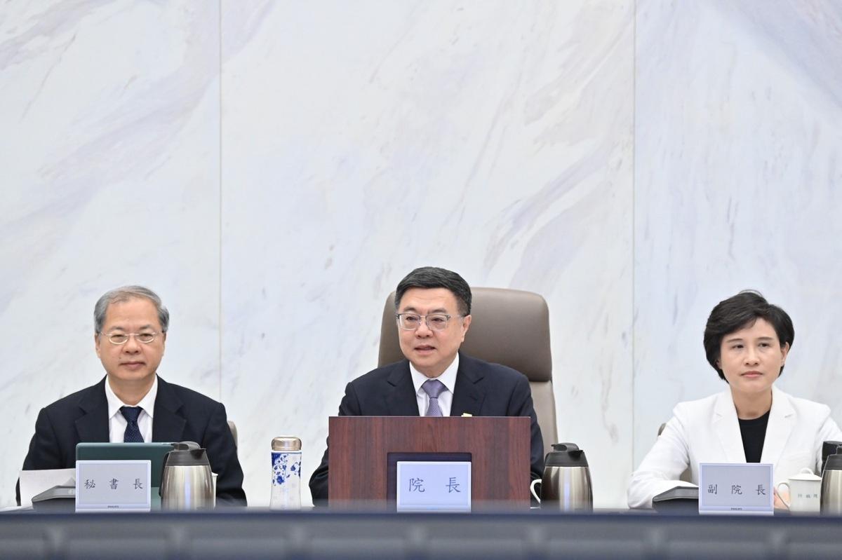 行政院長卓榮泰今（7）日在行政院會聽取經濟部「中小微企業多元振興發展計畫」報告。 圖：行政院提供