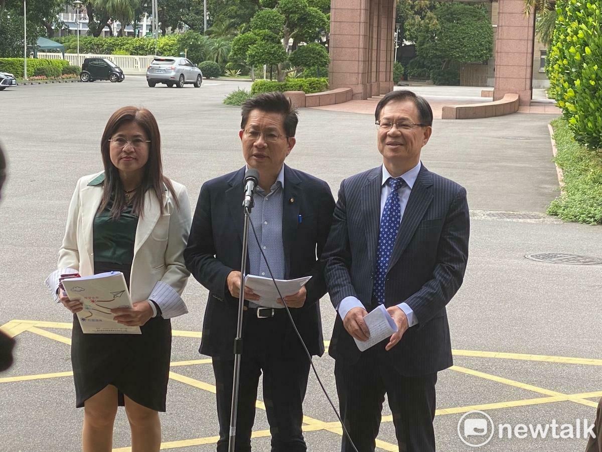 民眾黨團副總召吳春城(中)和幹事長麥玉珍(左)與立委張啟楷。 圖：林朝億/攝