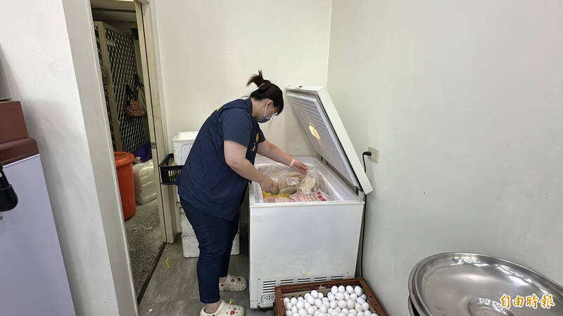 業者坦承影片內容屬實，衛生局表示將依據《食品安全衛生管理法》第14條及第47條第1項第6款規定，處以3萬至300萬元罰鍰。 圖：高雄衛生局 / 提供