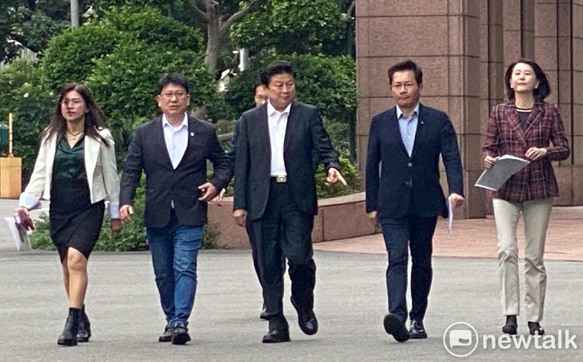 國民黨團、民眾黨團幹部走出行政院。 圖：林朝億/攝