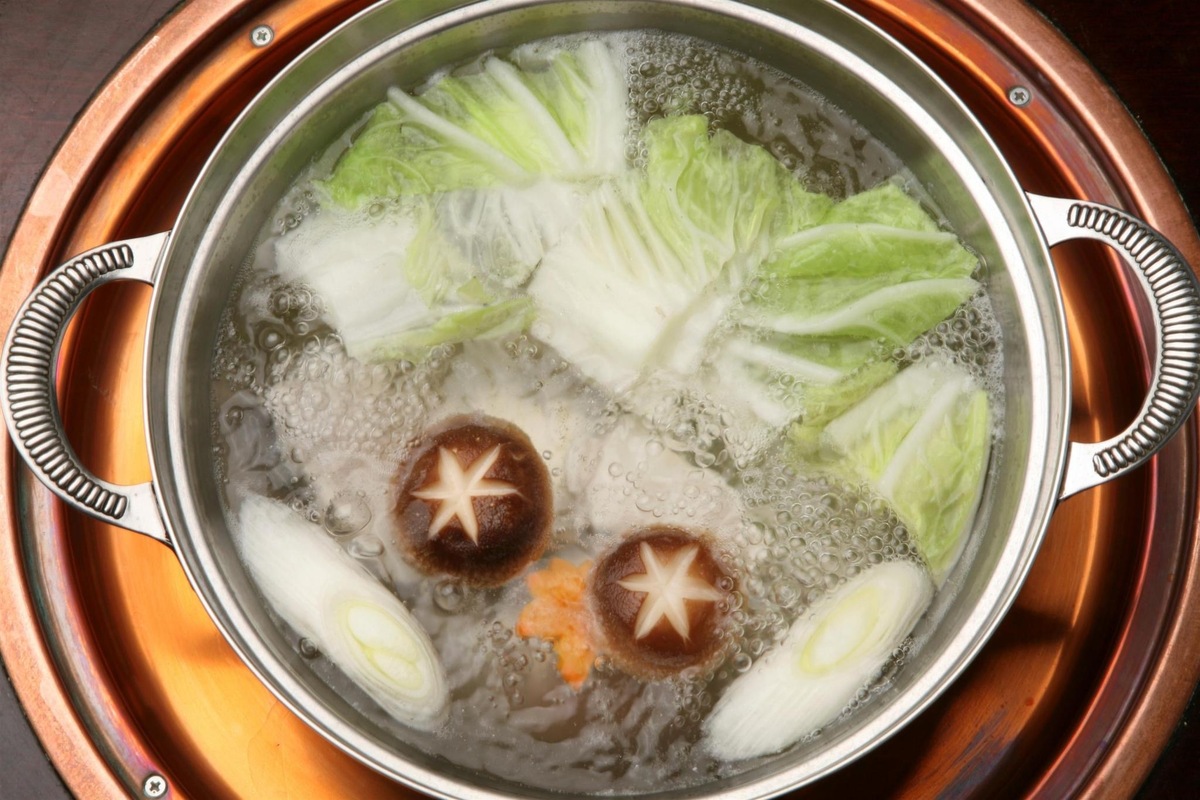 立冬飲食以「平補滋陰」為主，避免過度進補。推薦食用溫熱性食材如大白菜、白蘿蔔及黑木耳等，滋補身體的同時平衡體內陰陽。（圖為大白菜入鍋示意） 圖：新頭殻 / 資料照