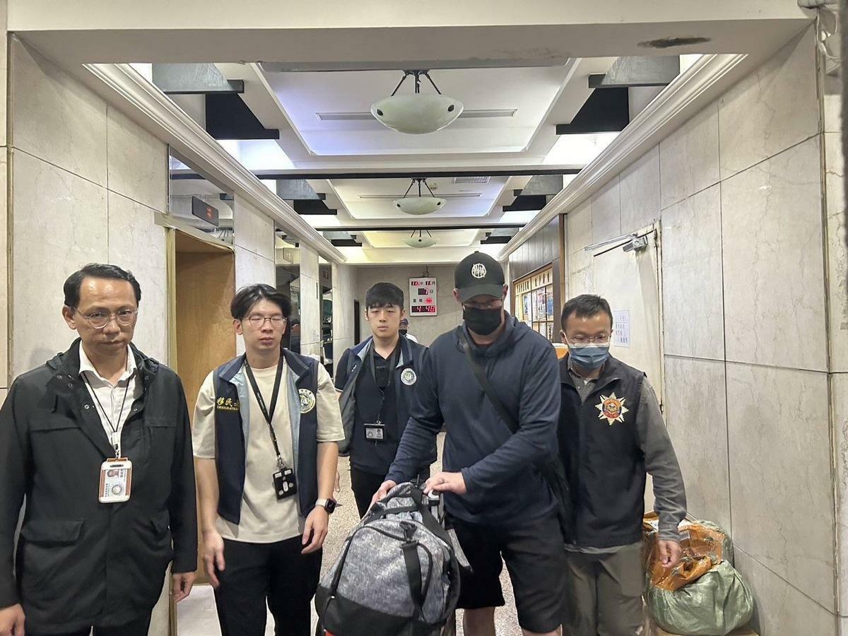 媒體報載曾涉犯猥褻罪之美國籍W男入境在台一事，移民署今（7）晚表示，專案小組已於今日下午將W男查處到案。 圖：移民署提供