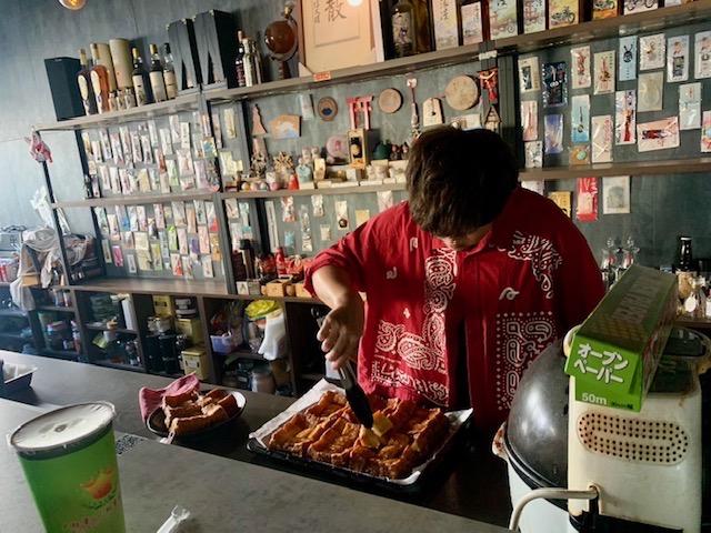 經營港式茶餐廳的香港新住民王欣沂現場製作法式吐司（西多士）。 圖：台港經濟文化合作策進會提供