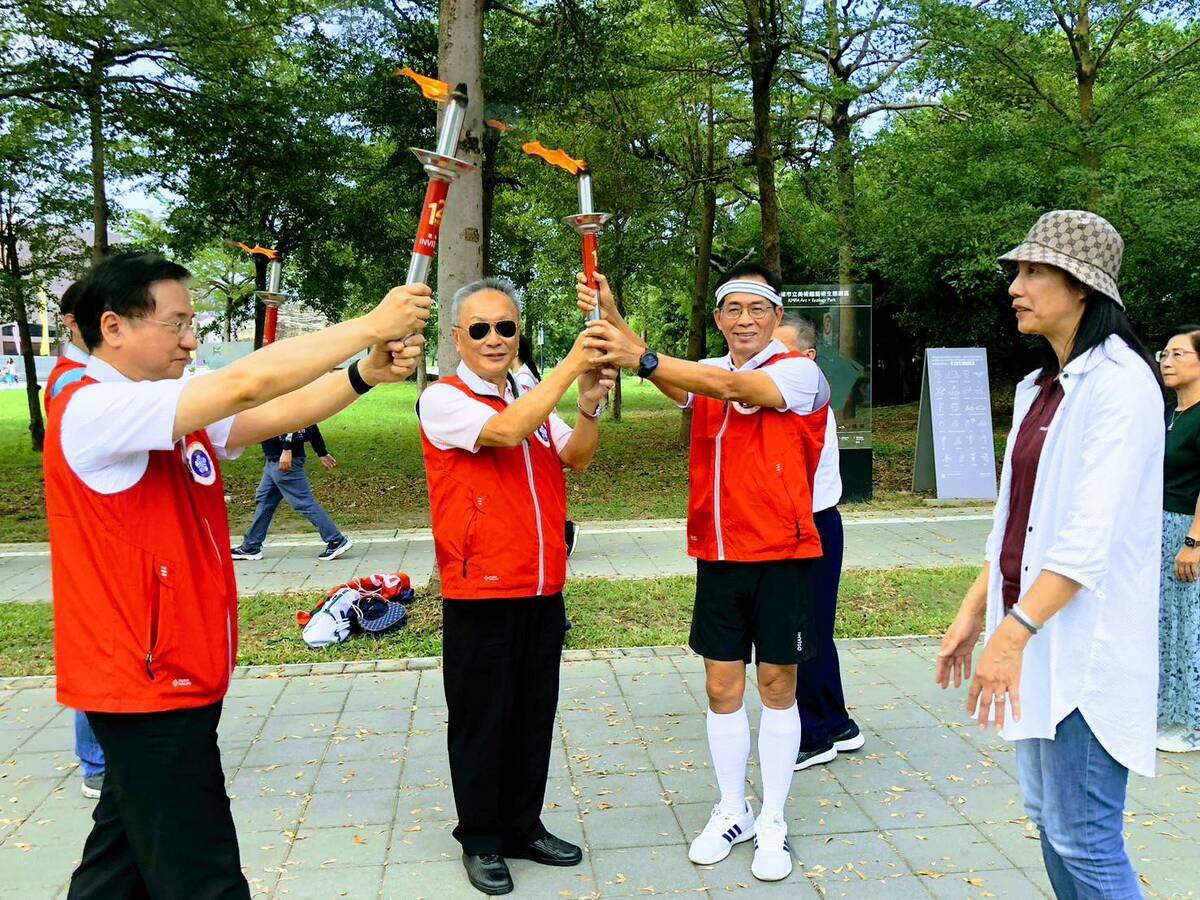 臺南大學126週年校慶環台聖火傳遞活動抵達高雄。 圖：臺南大學高雄市校友會提供