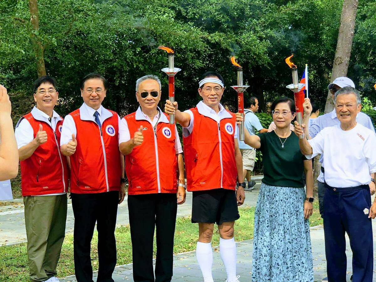 南大校友參與高雄場的迎接儀式。 圖：臺南大學高雄市校友會提供
