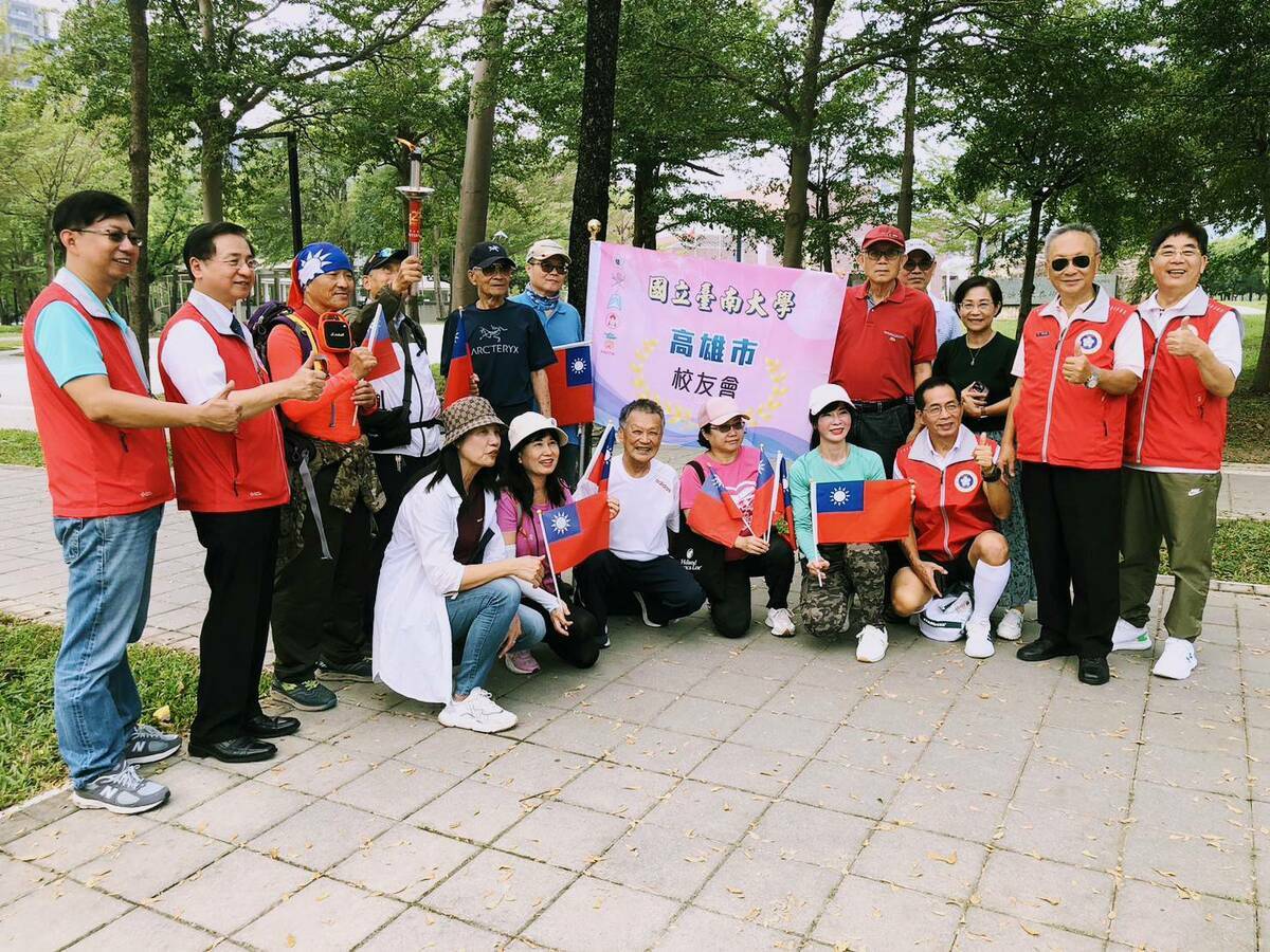 南大高雄市校友熱情迎接聖火。 圖：臺南大學高雄市校友會提供