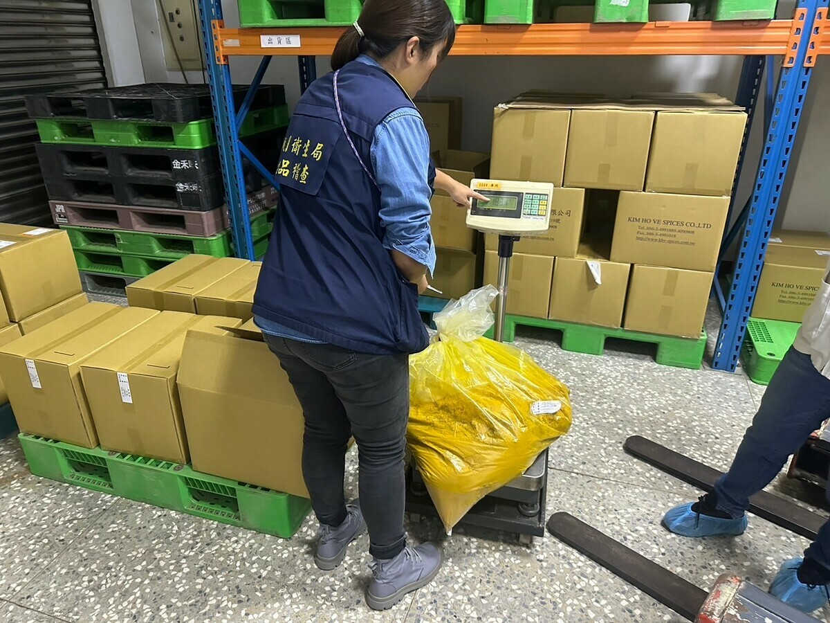 衛生局稽查人員封存違規的薑黃粉。 圖：桃園市衛生局／提供