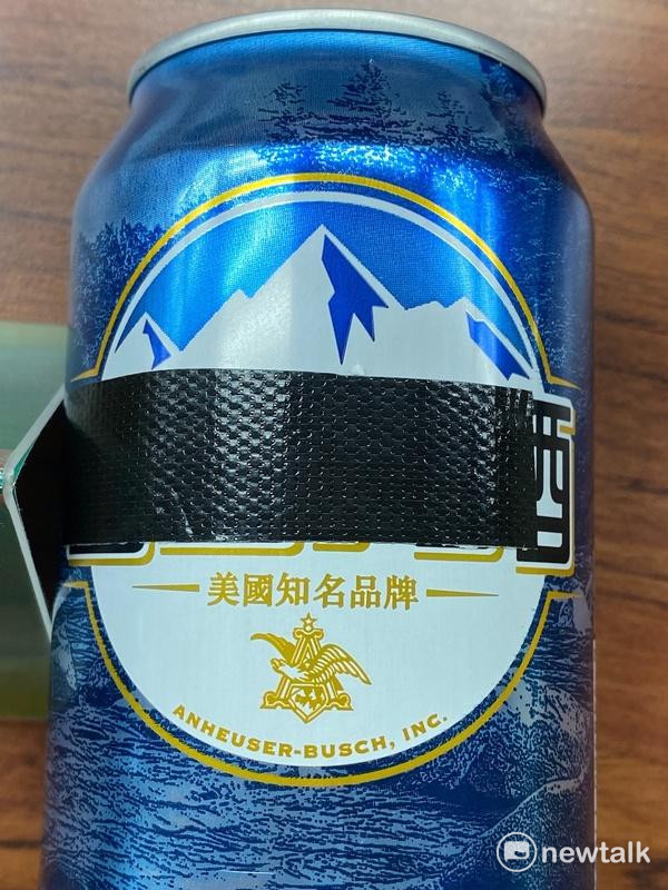 中國啤酒外包裝標註「美國知名品牌」但卻用非常小的螞蟻字標註產地中國。 圖：林朝億/攝