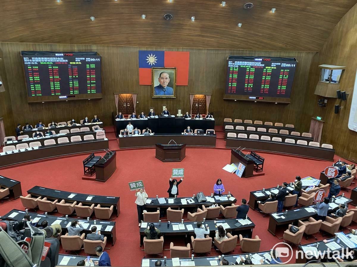 民進黨團提覆議案，要擋下翁曉玲考試院組織法付委審查。 圖：林朝億/攝