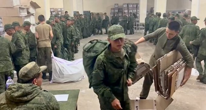 大量北韓士兵進入俄羅斯，或將支持俄軍在烏克蘭前線的冬季行動。烏克蘭總統澤連斯基對此表示強烈關注，不認為此舉將進一步複雜化當前衝突，特別是考慮到北韓在東亞的軍事力量以對南韓與美國構成潛在威脅。 圖片來源: X 帳號@noelreports