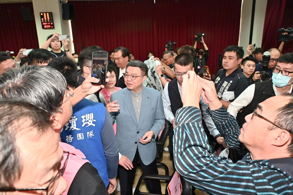 行政院長卓榮泰今（8）日視察台中發電廠視察增氣減煤規劃，並傾聽地方政府及民意代表意見。過程中，一度發生藍綠議員互吵的混亂局面，甚至有藍營議員杯葛卓榮泰上台發言。 圖：擷自卓榮泰臉書