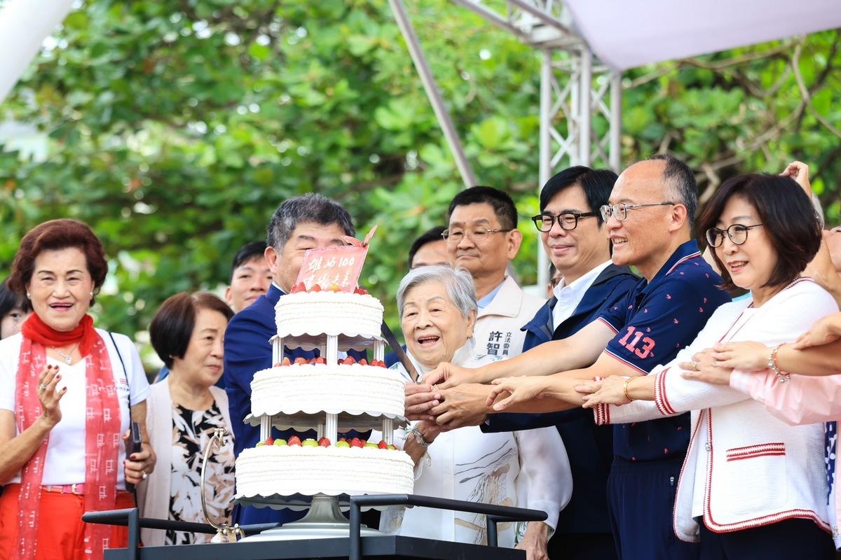 現場共切蛋糕歡慶雄女百年校慶。 圖：高雄市政府提供