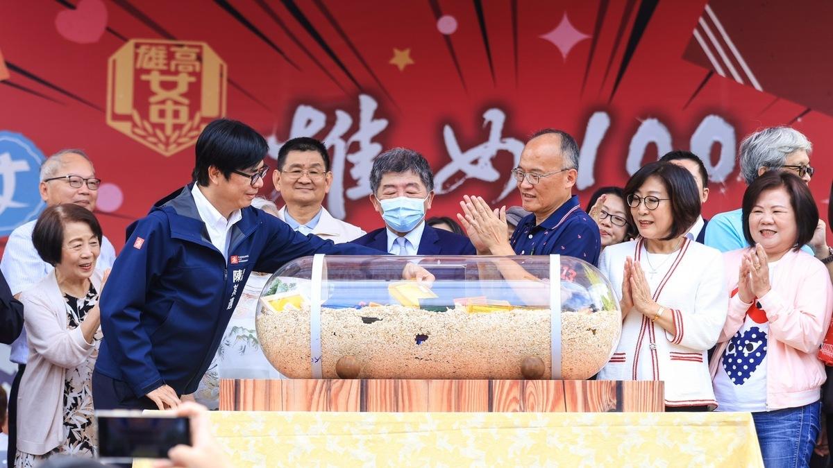 陳其邁(左二)、陳時中(中)與師生、與會嘉賓寫下祝福祈願卡，放置於時空膠囊。 圖：高雄市政府提供