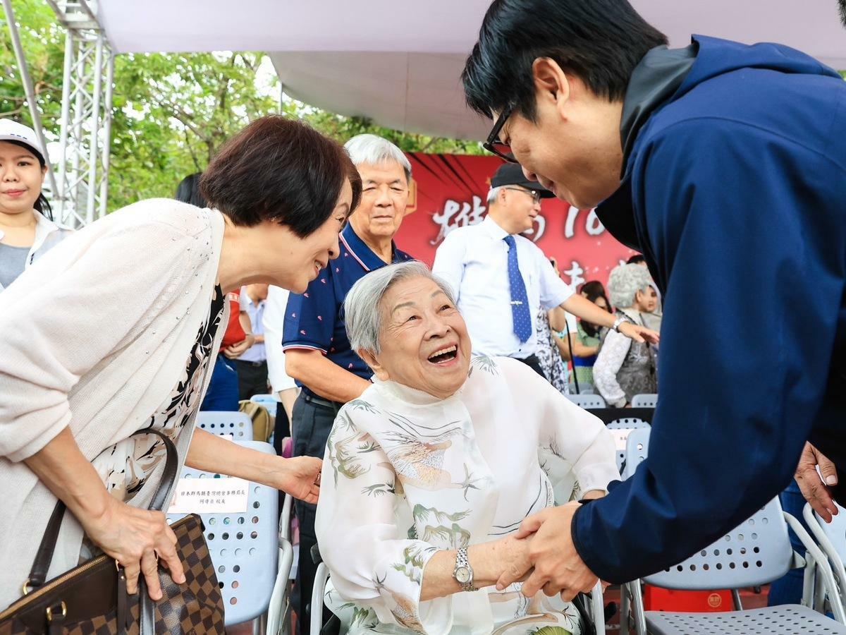 陳其邁(右)雄女百歲校友孫陳錦境(中)致意。 圖：高雄市政府提供