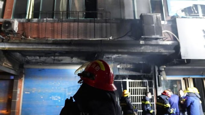 江西新餘市渝水區佳樂苑綜合樓發生火災，地下一層冷庫施工導致火災迅速蔓延，造成 39 人死亡、數人受傷，死傷慘重。火災現場濃煙滾滾，火勢迅速封堵了各樓層出口，讓許多正在二樓上課學生無法及時逃生。 圖片來源: X 帳號@OR55102750