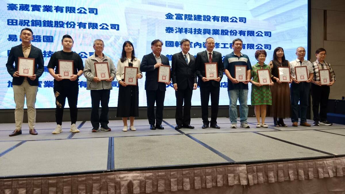 高雄市商業會慶祝第78屆商人節，表揚優良公會、優良會務人員、優良商號。 圖：孫家銘攝