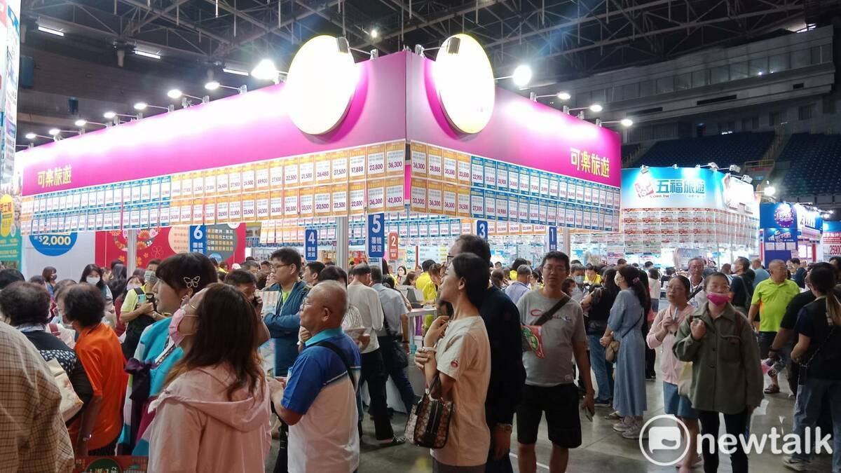 高雄巨蛋冬季旅展人潮洶湧。 圖：孫家銘攝