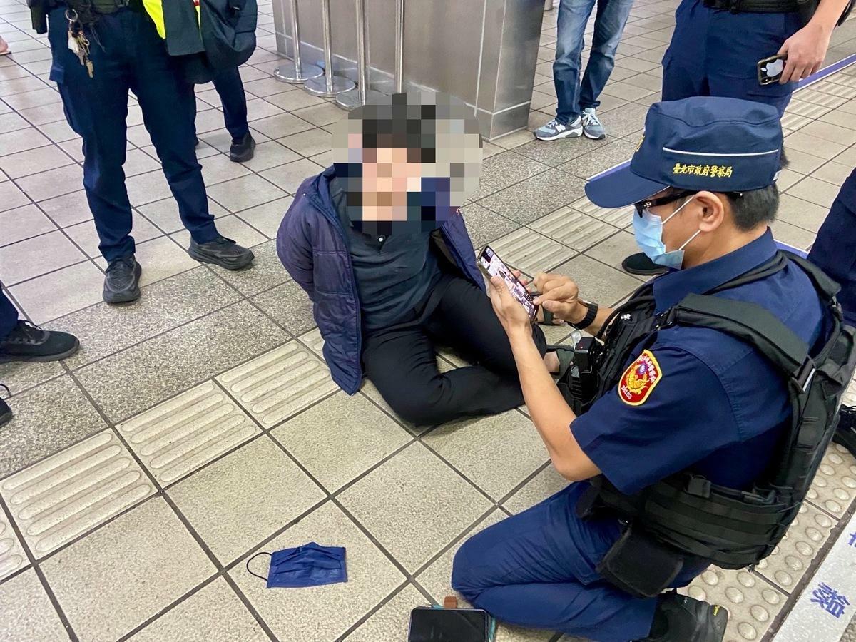 捷運新埔站晚間發生持刀攻擊事件，造成男學生臉部遭劃傷。 圖：林昀真／翻攝