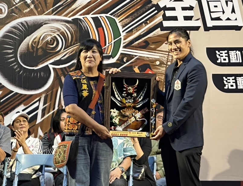 2024巴黎奧運拳擊選手陳念琴(右)登台為選手加油。 圖：台灣原住民拳擊協會提供