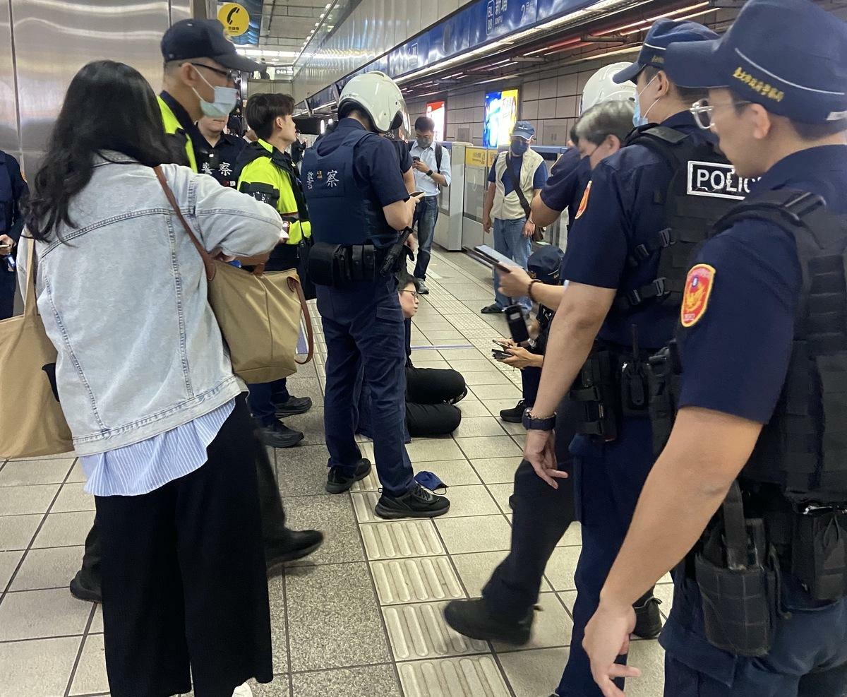 捷運新埔站晚間發生持刀攻擊事件，目前嫌犯已遭壓制由警方帶回偵辦。 圖：林昀真／翻攝