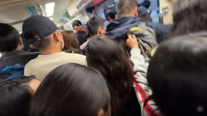 目擊網友描述，砍人案發生當下很多人在車廂奔跑、摔倒，尖叫聲與哭聲不斷，現場宛如喪屍片。 圖：翻攝網友「vick_lin」Threads