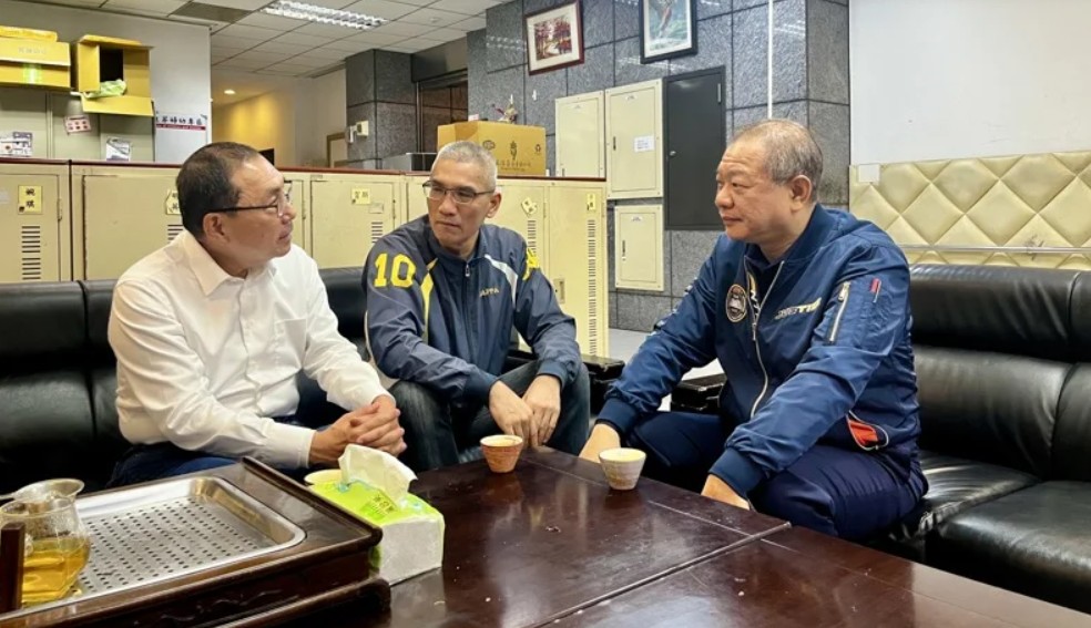 侯友宜凌晨與新北市警察局長廖訓誠（右）前往派出所感謝制伏嫌犯的北市警務正薛先得（中）。 圖：新北市新聞局提供