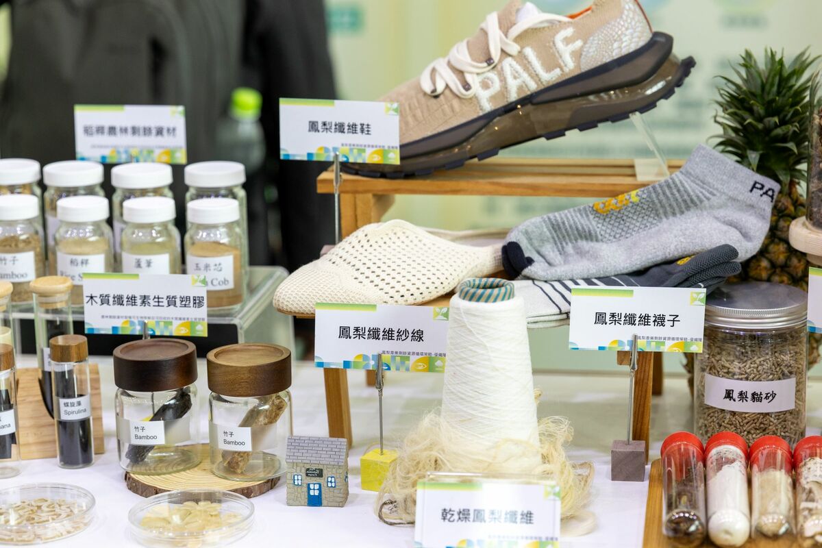農業部展示透過如鳳梨葉紡紗等農業資源創新應用實例，達成農業剩餘物加值利用目標。 圖：茵康國際會議提供