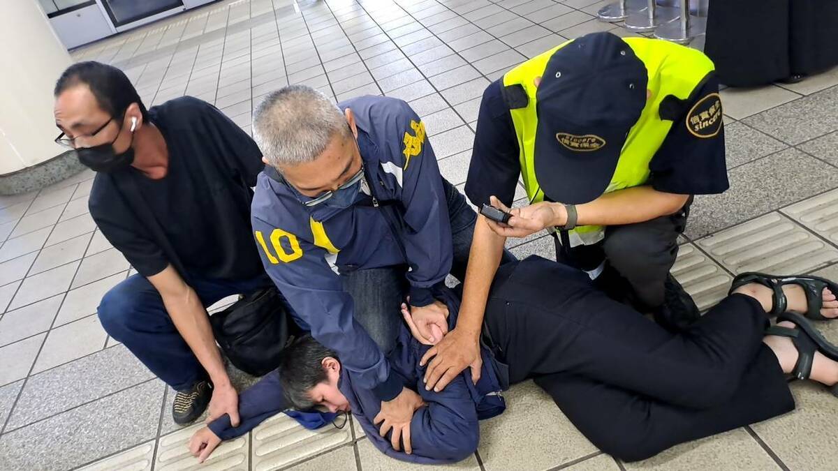 北捷今日表示，行控中心立即通知捷警等，抵達新埔站處理，並將遭劃傷旅客已送往醫院。北捷排除後，約3分鐘系統恢復正常營運。 圖：台北捷運公司／提供