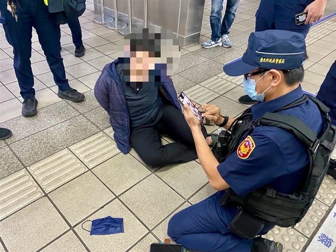 一名 42 歲王姓女子疑似因幻聽，在車廂內持美工刀攻擊，導致一名 17 歲少年的臉部受傷。 圖：擷自 X 帳號@lodur46