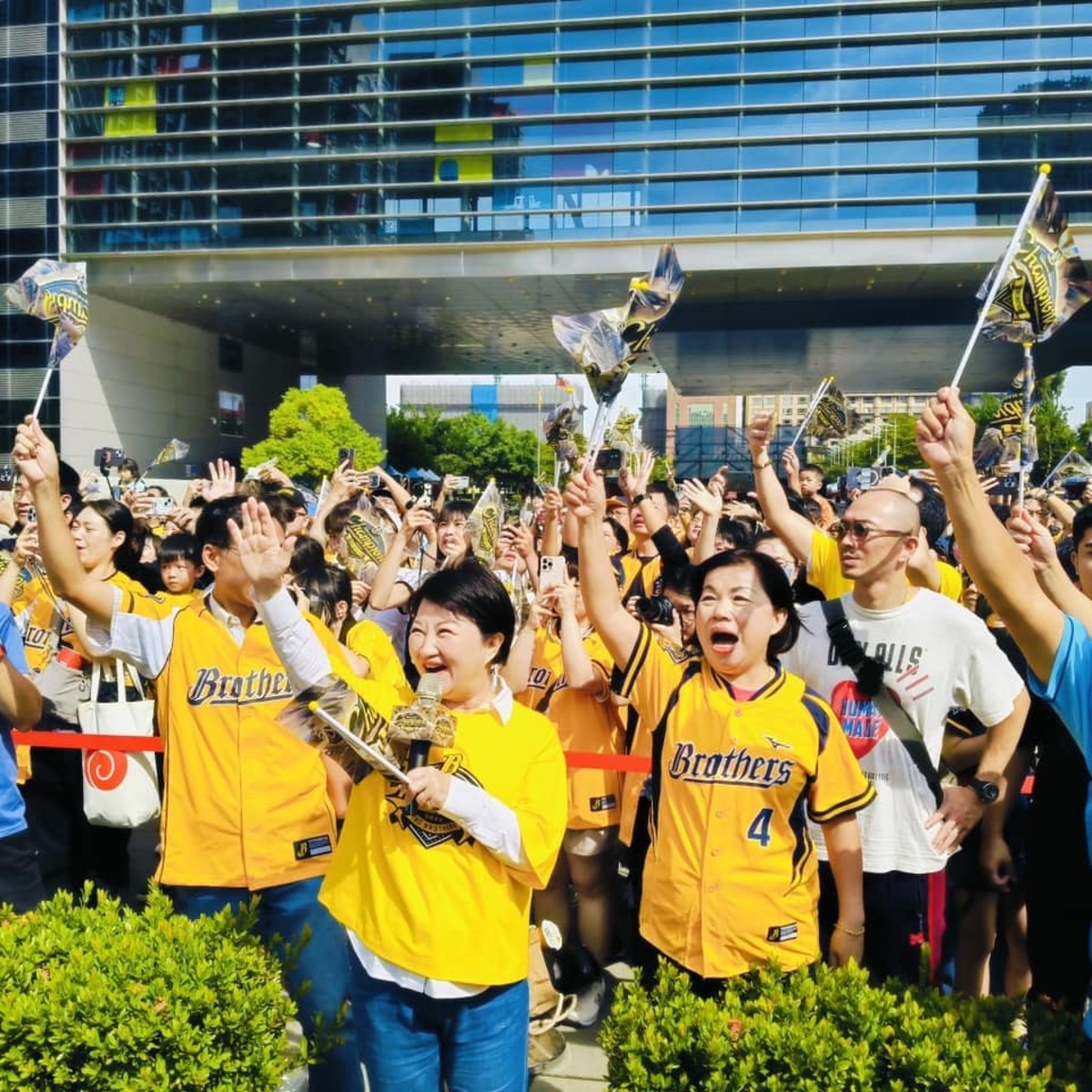 中信兄弟棒球隊今（9）日於台中舉行封王遊行，慶祝奪下隊史第十座總冠軍。 圖：翻攝自立委楊瓊櫻臉書