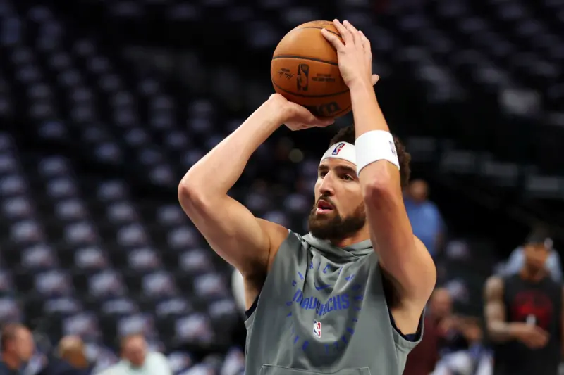 NBA金州勇士將在台灣時間下週三於主場迎戰達拉斯獨行俠，這也將是明星射手「K湯」Klay Thompso轉戰獨行俠之後，生涯首度以客隊球員身分回到大通銀行中心。 圖：達志影像／美聯社