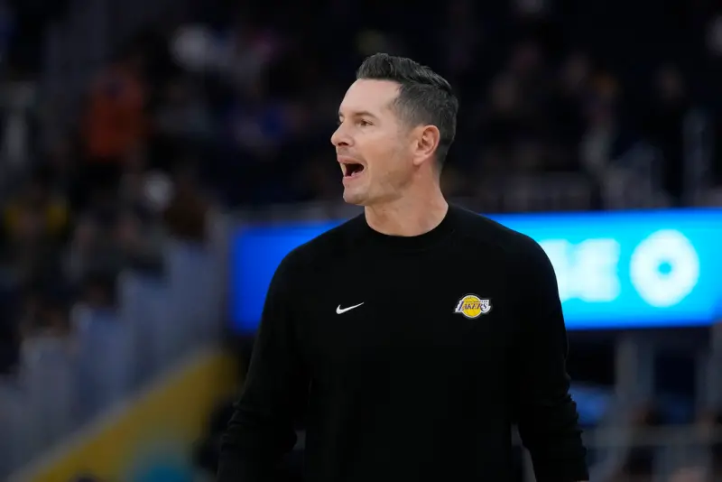 NBA洛杉磯湖人近5場比賽僅拿下1勝，目前戰績來到了4勝4敗，新任主帥JJ Redick顯然對此不甚滿意。 圖：達志影像／美聯社