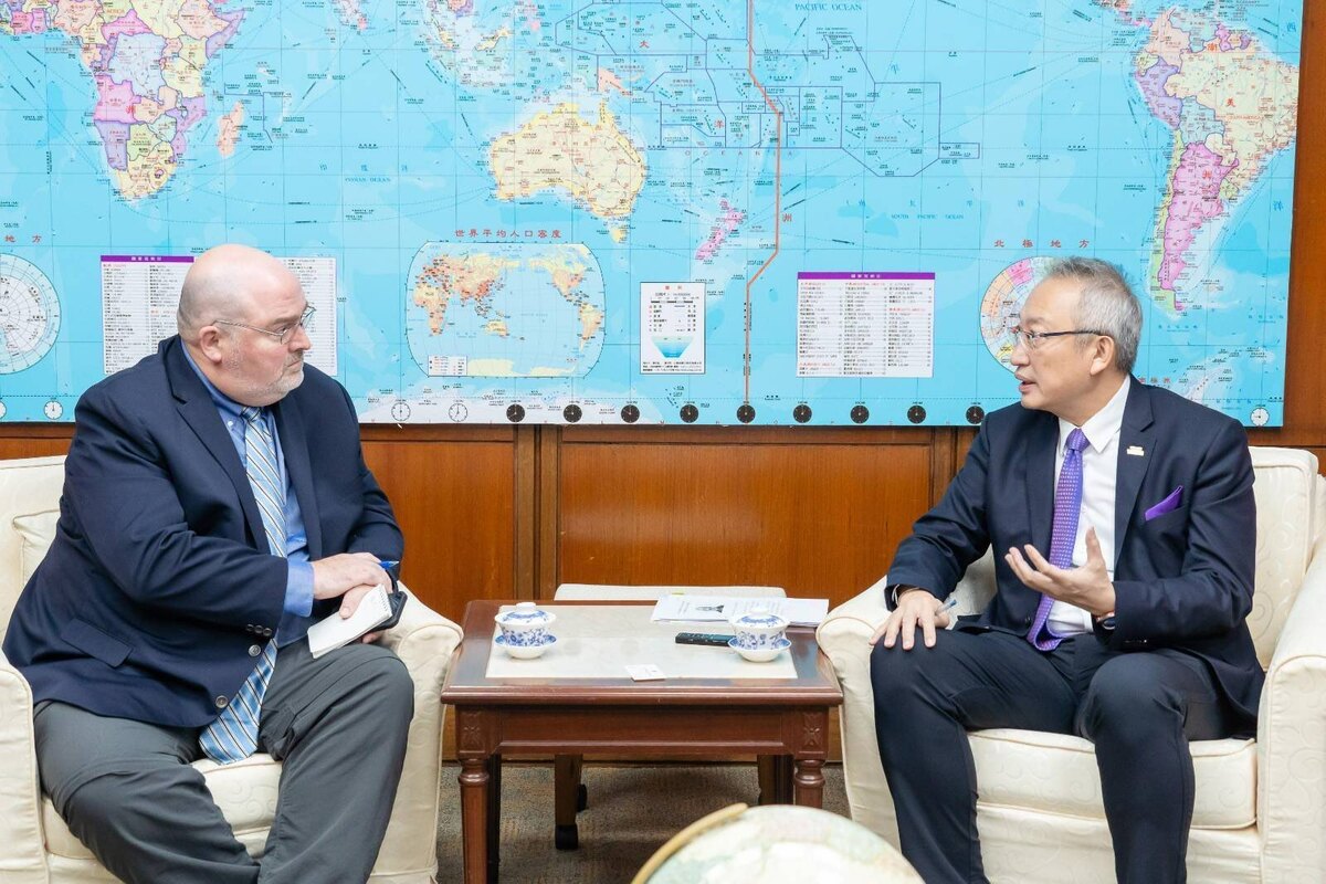 外交部政務次長吳志中接受加拿大「環球郵報」( The Globe and Mail ) 資深記者 Steven Chase 專訪。 圖：外交部提供