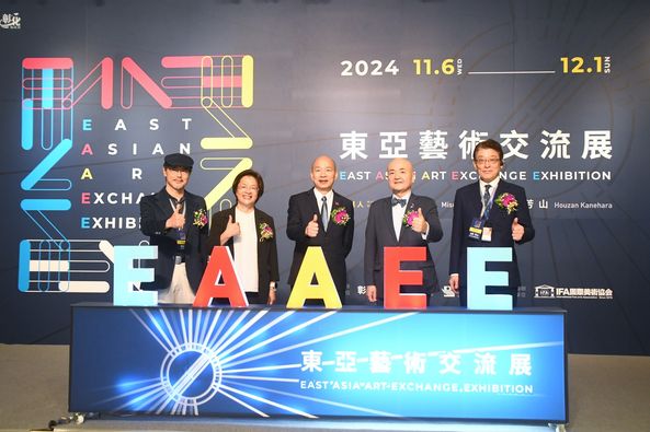 立法院院長韓國瑜出席彰化縣美術館「東亞藝術交流展」開幕式，稱這場藝術交流展是她從忙碌的政壇生活中短暫喘息的一次心靈之旅。 圖：擷自王惠美臉書