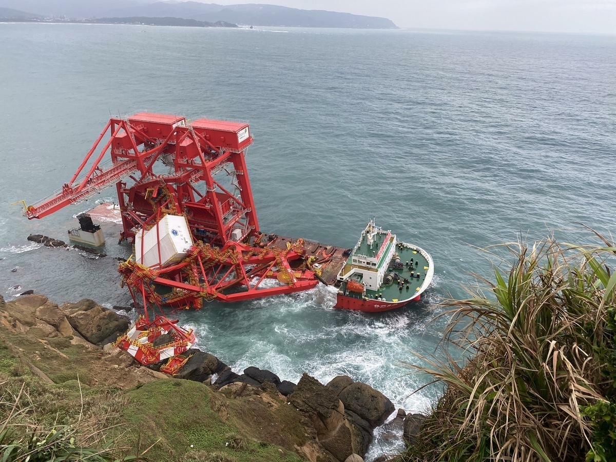 鈺洲啟航輪擱淺野柳岸際。 圖：交通部航港局／提供