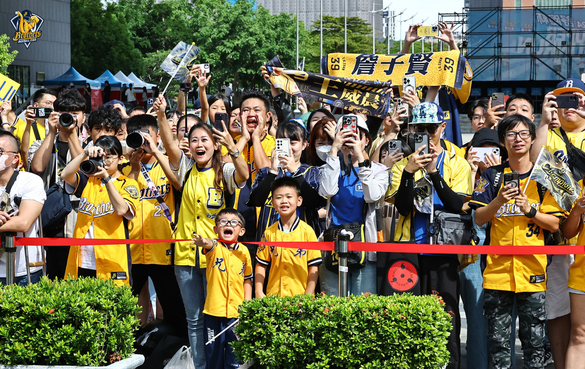 中信兄弟封王遊行感謝祭今（9）日登場，球迷們熱情歡迎偶像球星。  圖：中信兄弟/提供