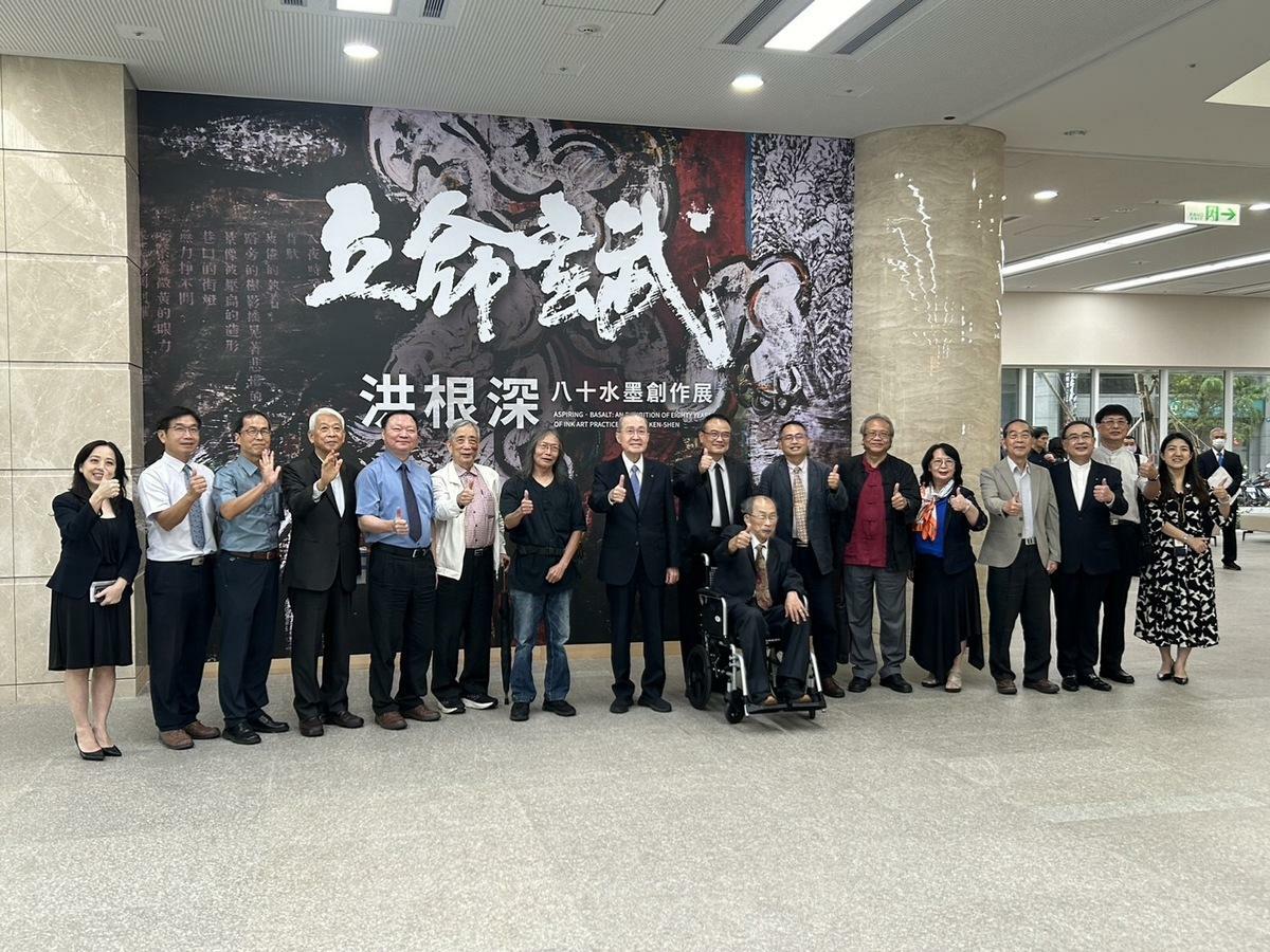 學者、在地藝術家、南部重要藝文團體成員出席洪根深八十水墨創作展開幕式。 圖：創價美術館提供