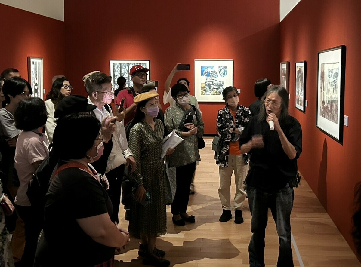 洪根深(右一)親自為嘉賓進行作品導覽。 圖：創價美術館提供