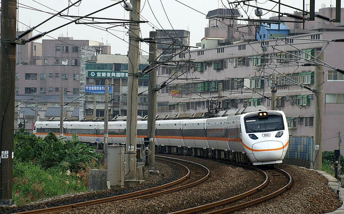 太魯閣號驚魂!行駛中遭砸中冒火光 車窗裂成蜘蛛網狀
