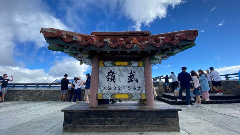近期不少民眾為拍照打規擅闖武嶺未開放的步道、攀爬山壁，或使用空拍機攝影。 圖：太魯閣國家公園管理處／提供