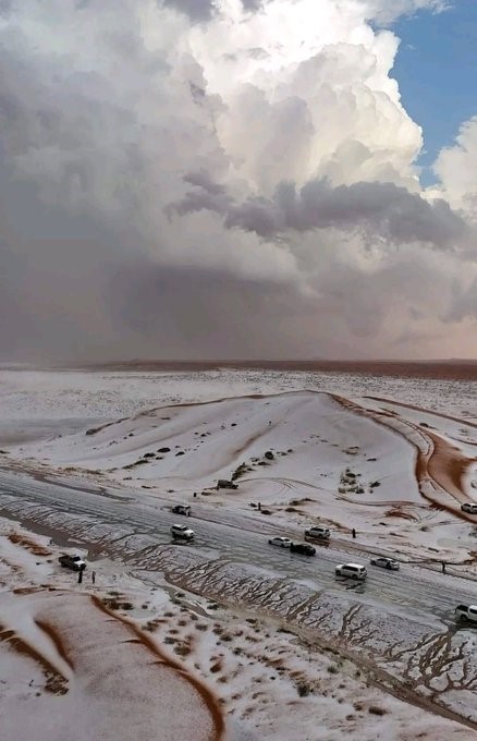 中東沙漠地區罕見出現大範圍降雪，沙烏地阿拉伯西北部焦夫省 ( Al-Jawf ) 從上個月底起連日大雨和冰雹天氣，甚至在部分地區降下皚皚白雪，讓平日酷熱的沙漠景色換上夢幻銀裝。 圖：擷自X帳號@19WMS