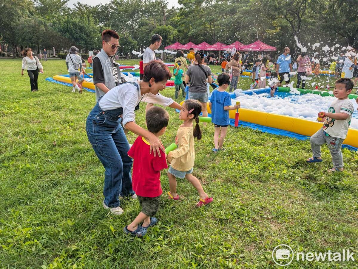 陳亭妃今日於水萍塭公園盛大舉辦「妃妃姐姐親水萌樂園」，吸引了大批家長帶著小朋友共襄盛舉。 圖：陳亭妃服務處提供