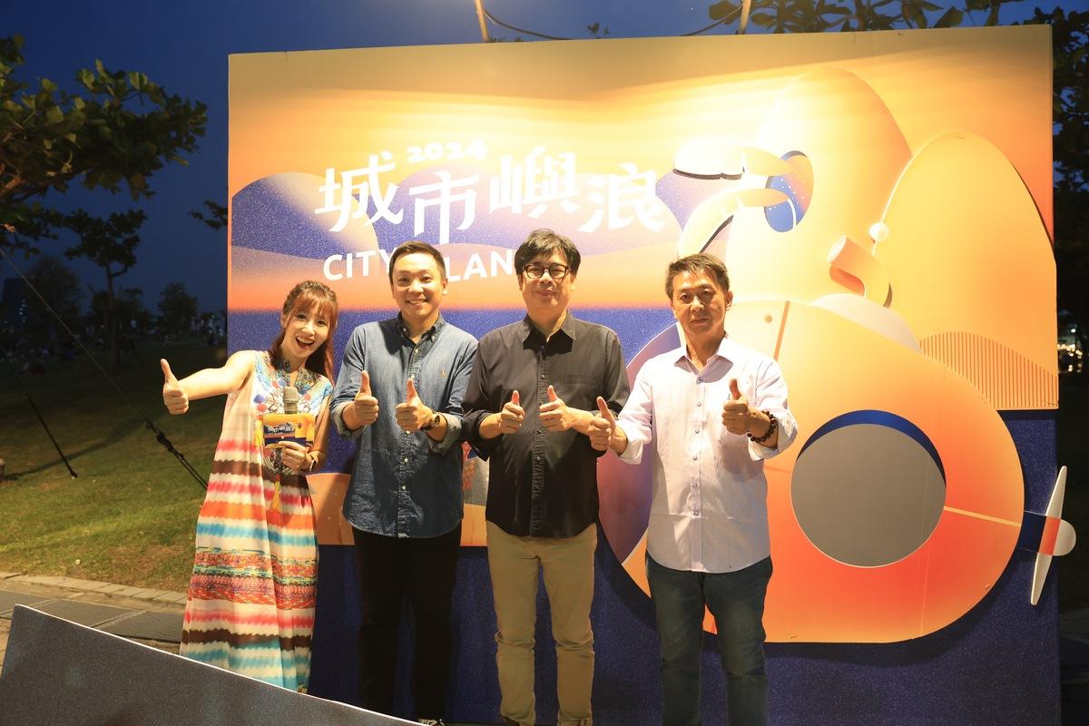 陳其邁(右二)以行動支持「城市嶼浪」市集。 圖：高雄市政府提供
