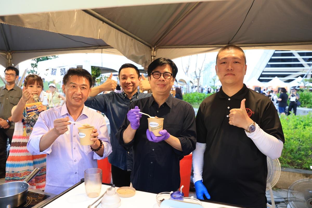 陳其邁(右二)到「牛老大涮牛肉」攤位嚐試限定限量的「手搖創作」。 圖：高雄市政府提供