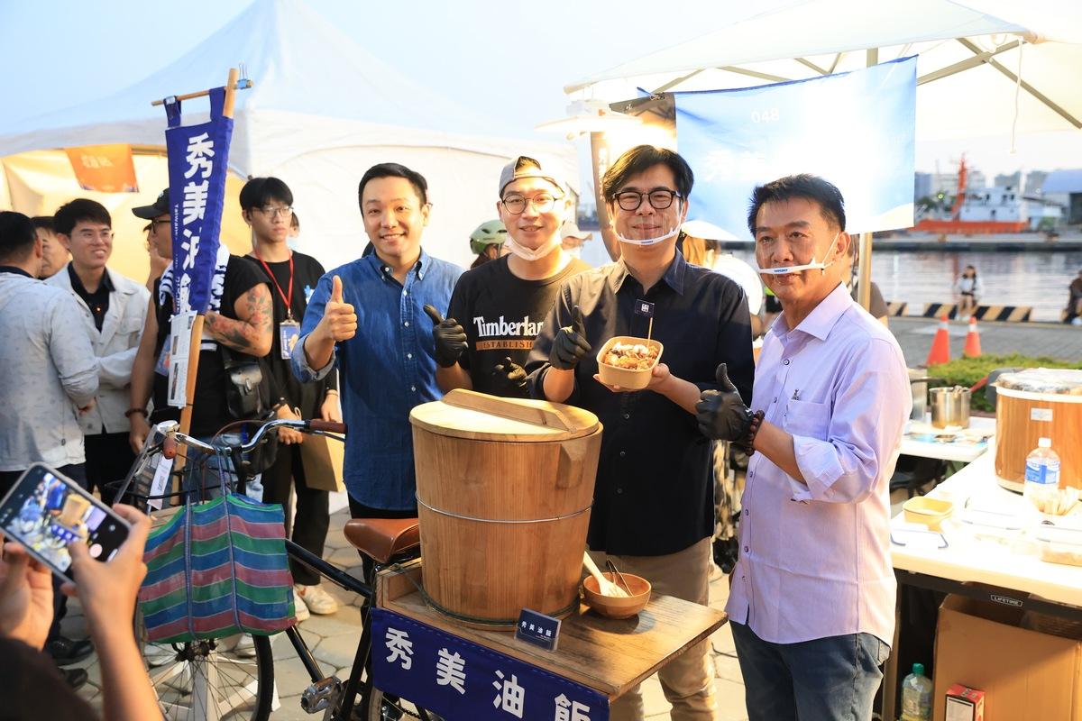 陳其邁(右二)大讚有阿嬤味道的秀美油飯。 圖：高雄市政府提供