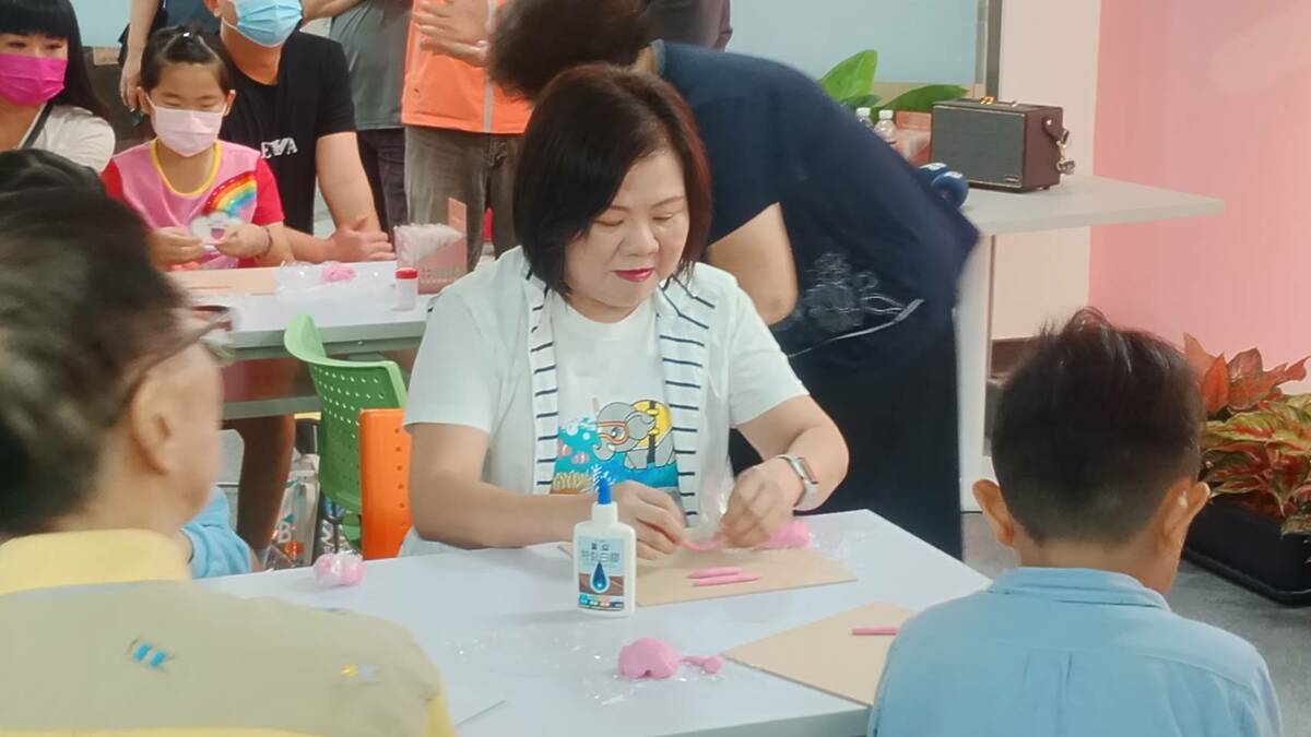 許銘春(中)與親子一起體驗紙黏土DIY。 圖：孫家銘攝