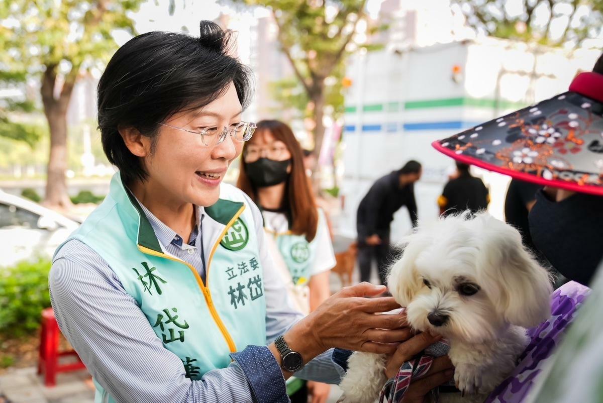 林岱樺(左)將繼續在立院爭取毛小孩家長期待的動保政策能盡快成型。 圖：林岱樺服務處提供