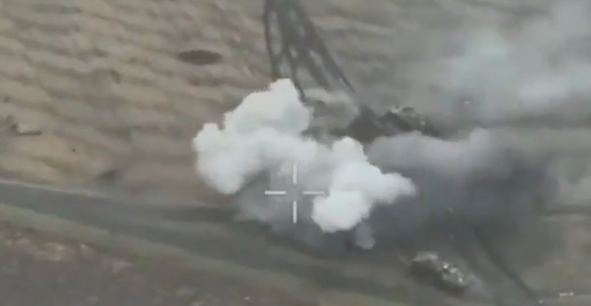 俄軍襲擊庫爾斯克的烏軍陣地時，使用作戰設備進行排雷，導致至少 15 件設備被毀。 圖：翻攝自 NOELREPORTS X 帳號