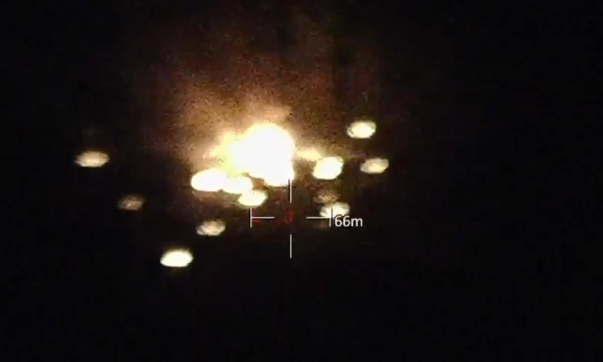 攜帶軍事裝備聚集在扎波羅熱森林中的俄羅斯第 76 近衛空中突擊師部隊，遭到烏軍集束彈藥襲擊。 圖：翻攝自 NOELREPORTS X 帳號