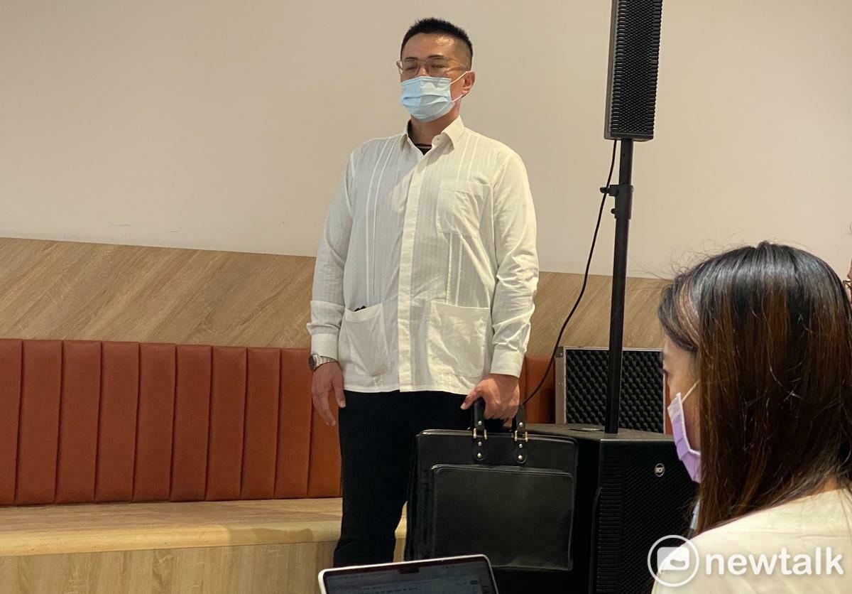 曹興城記者會有位自聘安全人員提著疑似防彈鋼板防衛。 圖：林朝億/攝